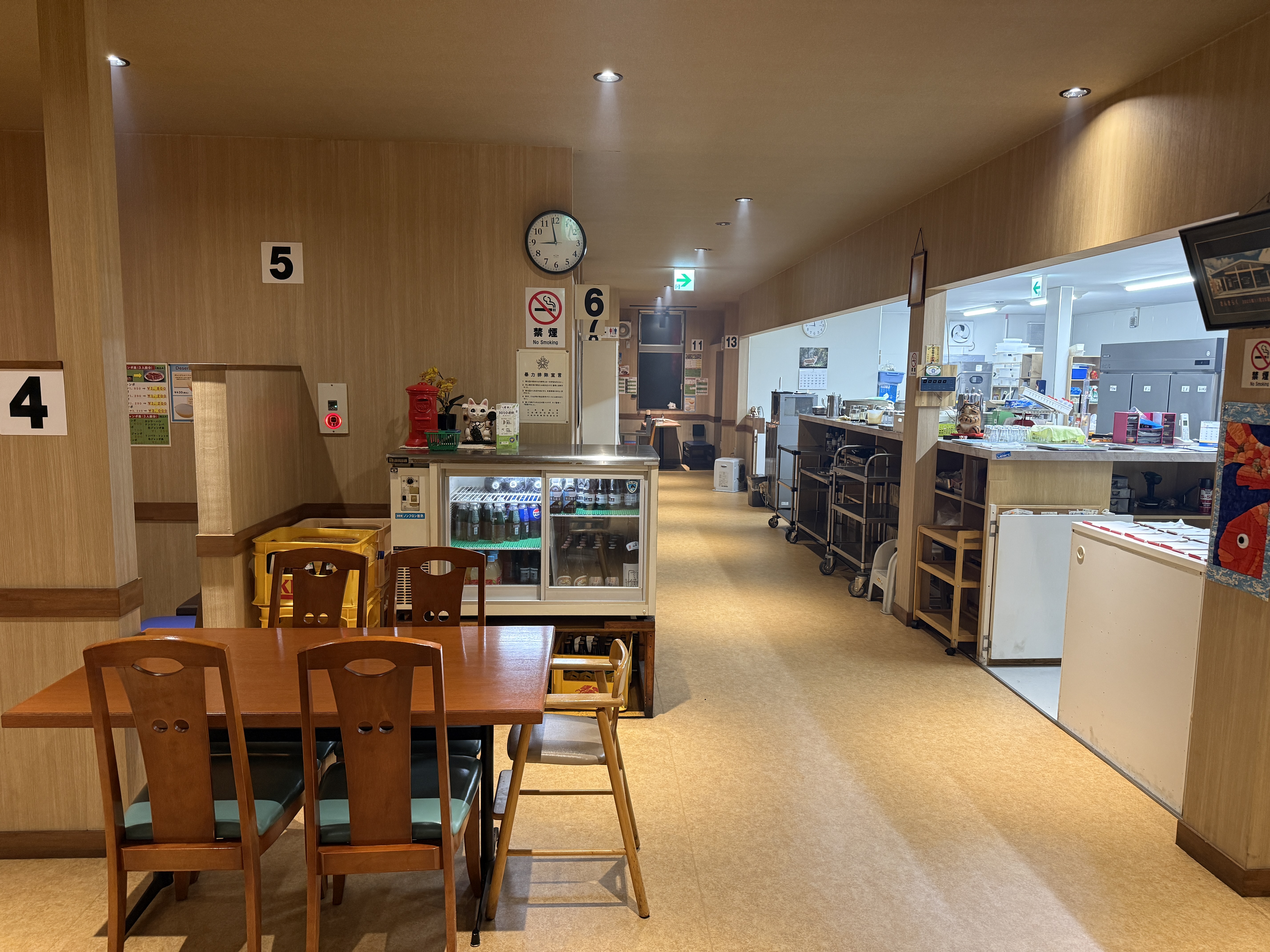 ワイワイ広々としたテーブル席